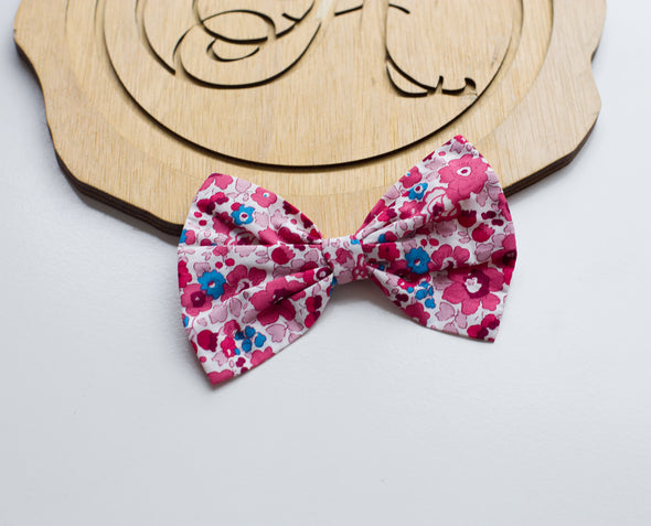 Ariana red floral clip